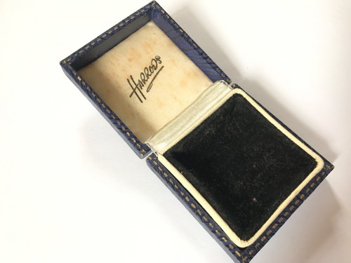 Vintage harrods london brooch - harrods,